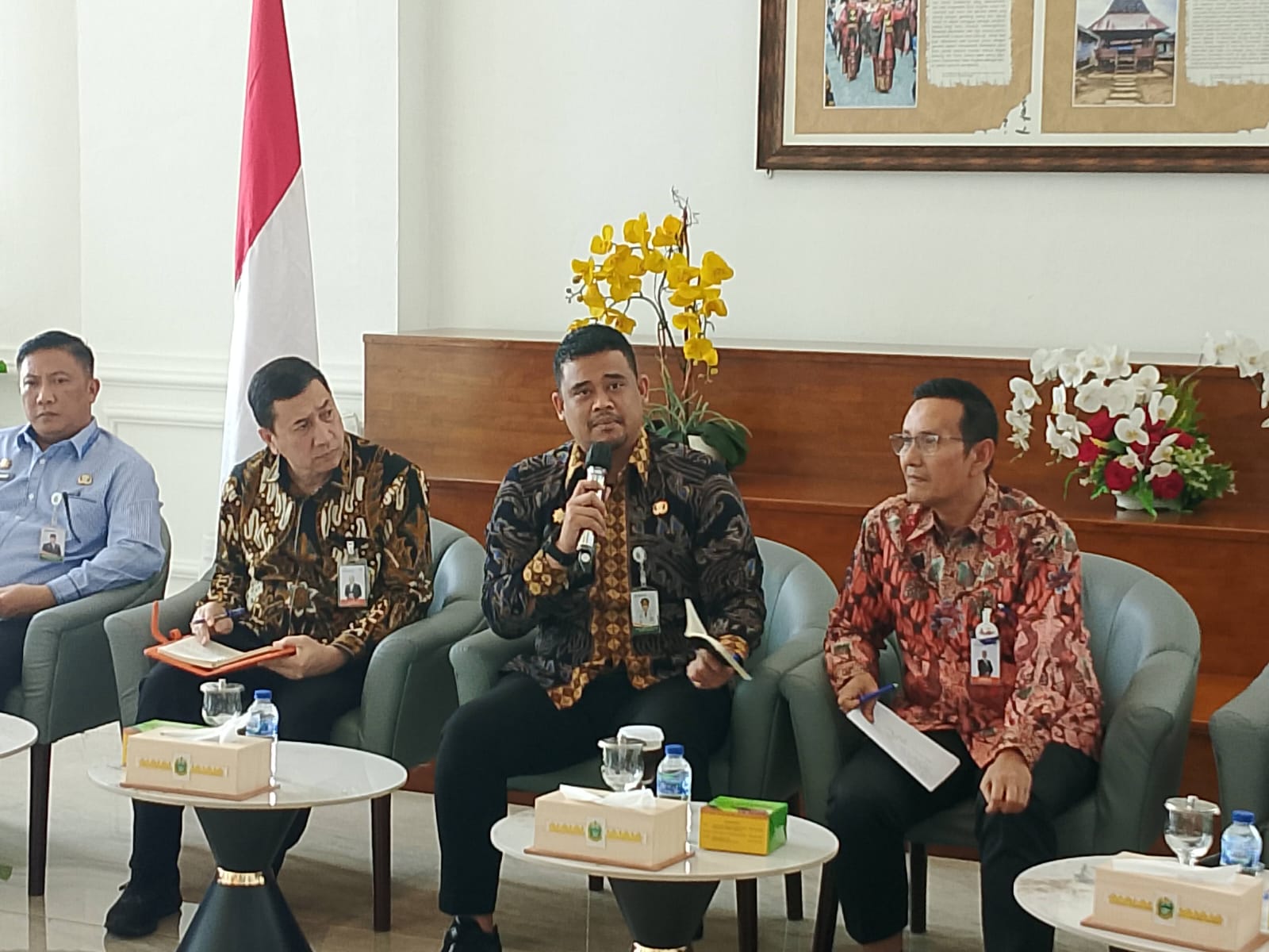 BINCANG: Bobby Nasution saat berbincang dengan wartawan di Ruangan T Rizal Nurdin, Kamis (30/10/2025). (Dok: istimewa)