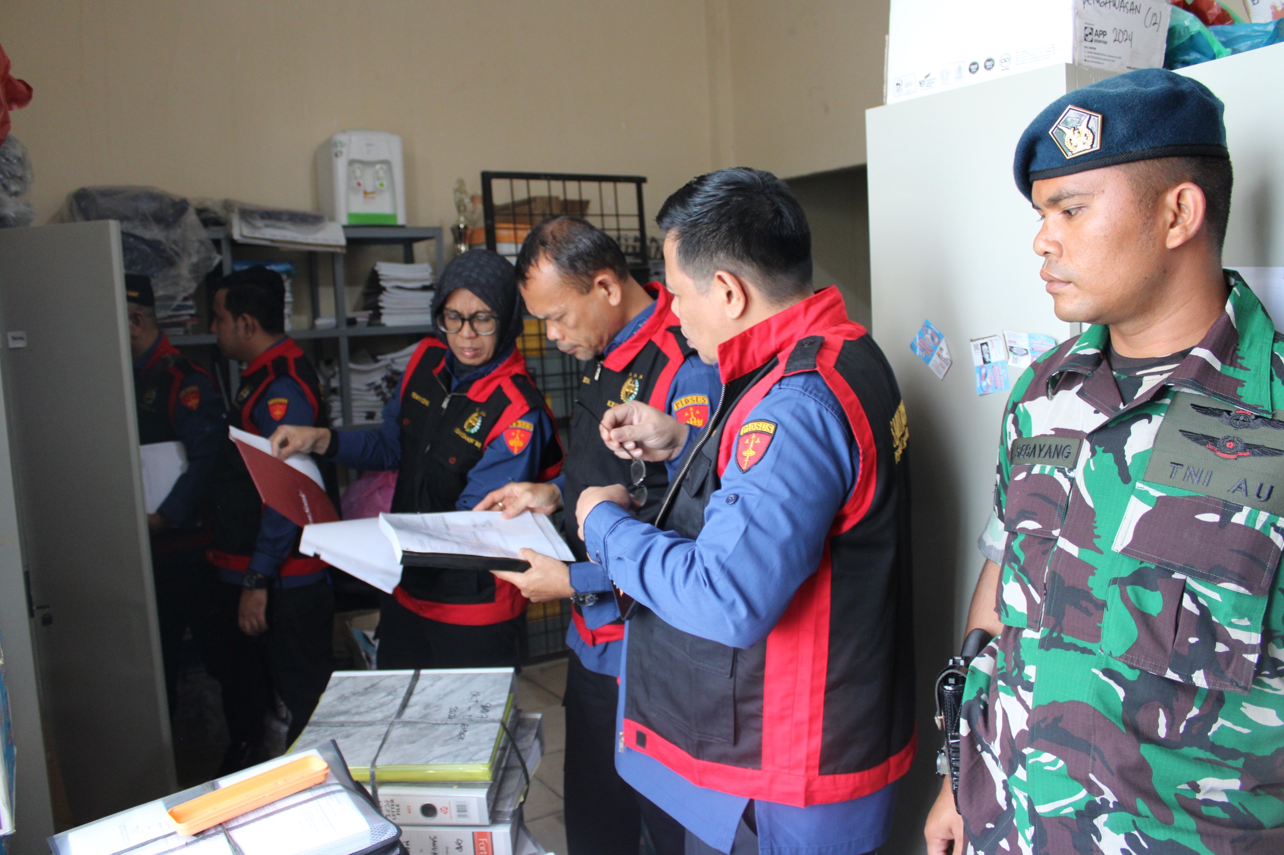 GELEDAH: Tim Pidsus Kejati Sumut melakukan penggeledahan di Kantor Disdikbud dan BPKPD Tebingtinggi, terkait dugaan korupsi Smartboard, Kamis (30/10). (Dok: ist/Sumut Pos)