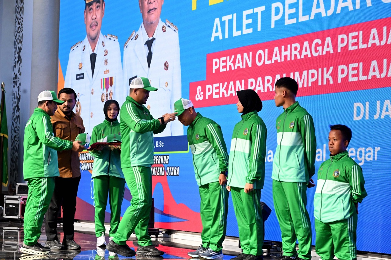 MELEPAS: Gubernur Sumatera Utara, Bobby Afif Nasution melepas kontingen Popnas dan Peparpenas di Aulia Raja Inal Siregar, Kantor Gubernur Sumut, Kamis (30/10/2025). (Dok Pemprov Sumut)