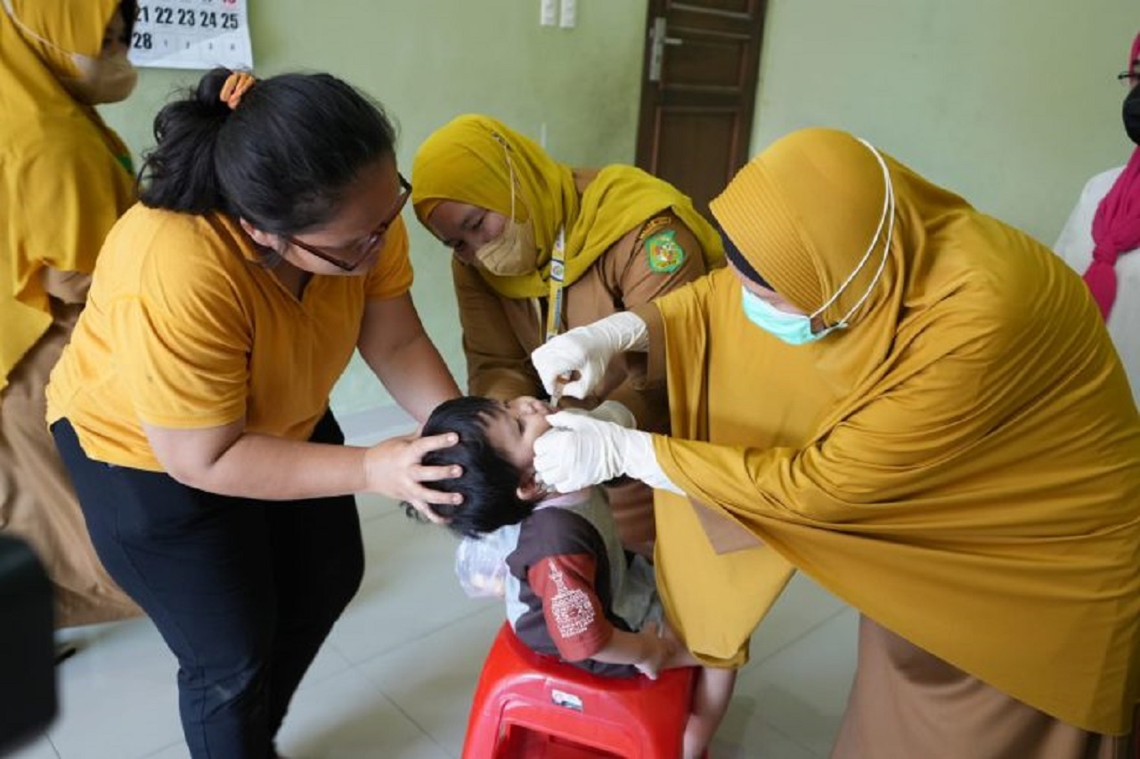 IMUNISASI: Petugas kesehatan dari Puskesmas Medan Deli memberikan imunisasi polio kepada seorang murid PAUD di wilayah kerjanya (foto: Kominfo Medan)