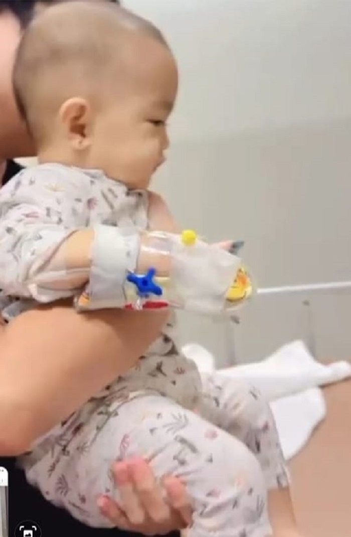 MEMBAIK: Kondisi Nayra Azizah membaik, meski masih terpasang selang infus di lengannya, usai melewati masa kritis akibat penyakit pneumonia&nbsp;saat&nbsp;itu.