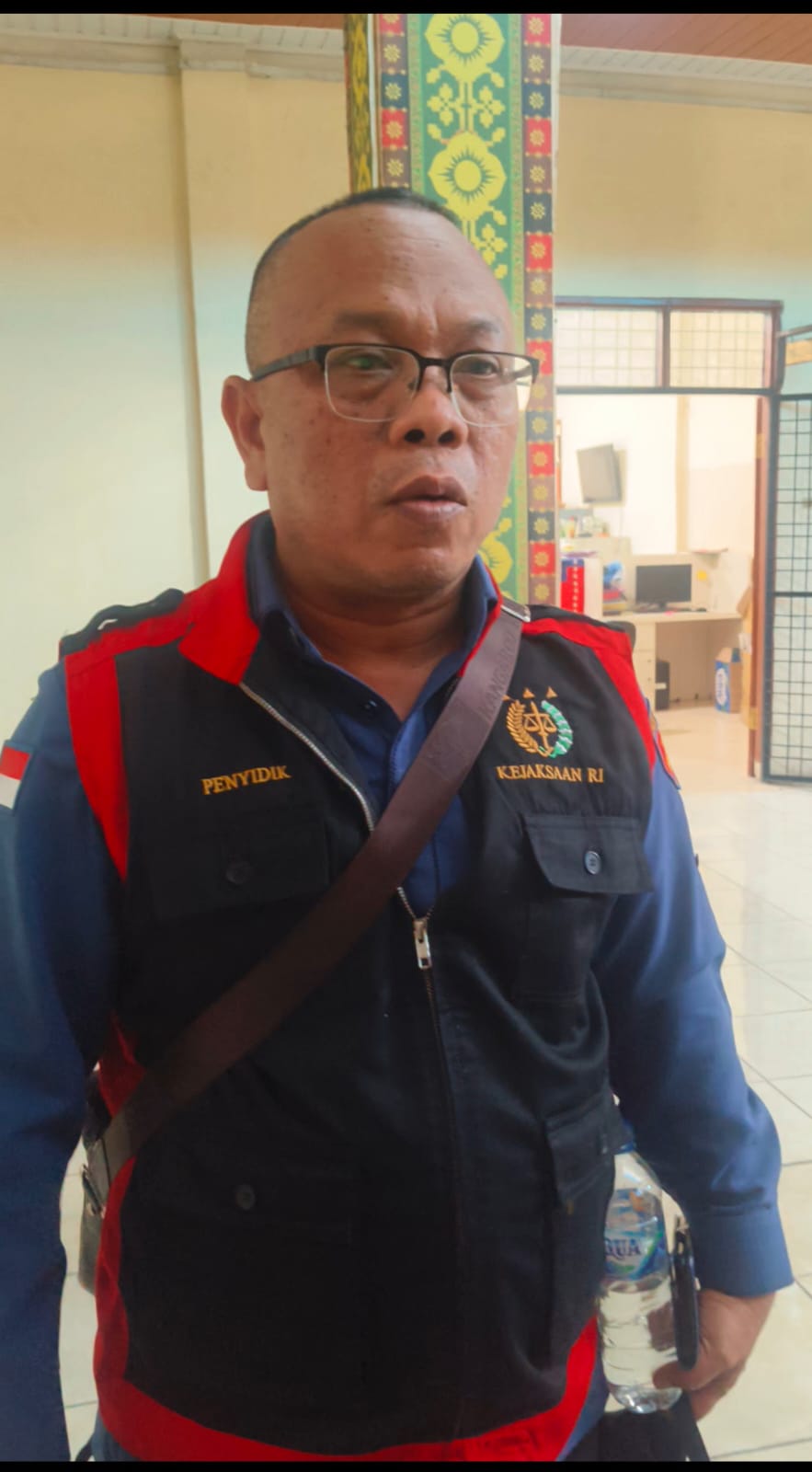 Heri Gunawan Sipayung, salah satu tim penyidik Kejatisu Ketika dikonfirmasi di lokasi Dinas Pendidikan Tebingtinggi , Kamis (30/10). (Azan Purba/ Sumut Pos)