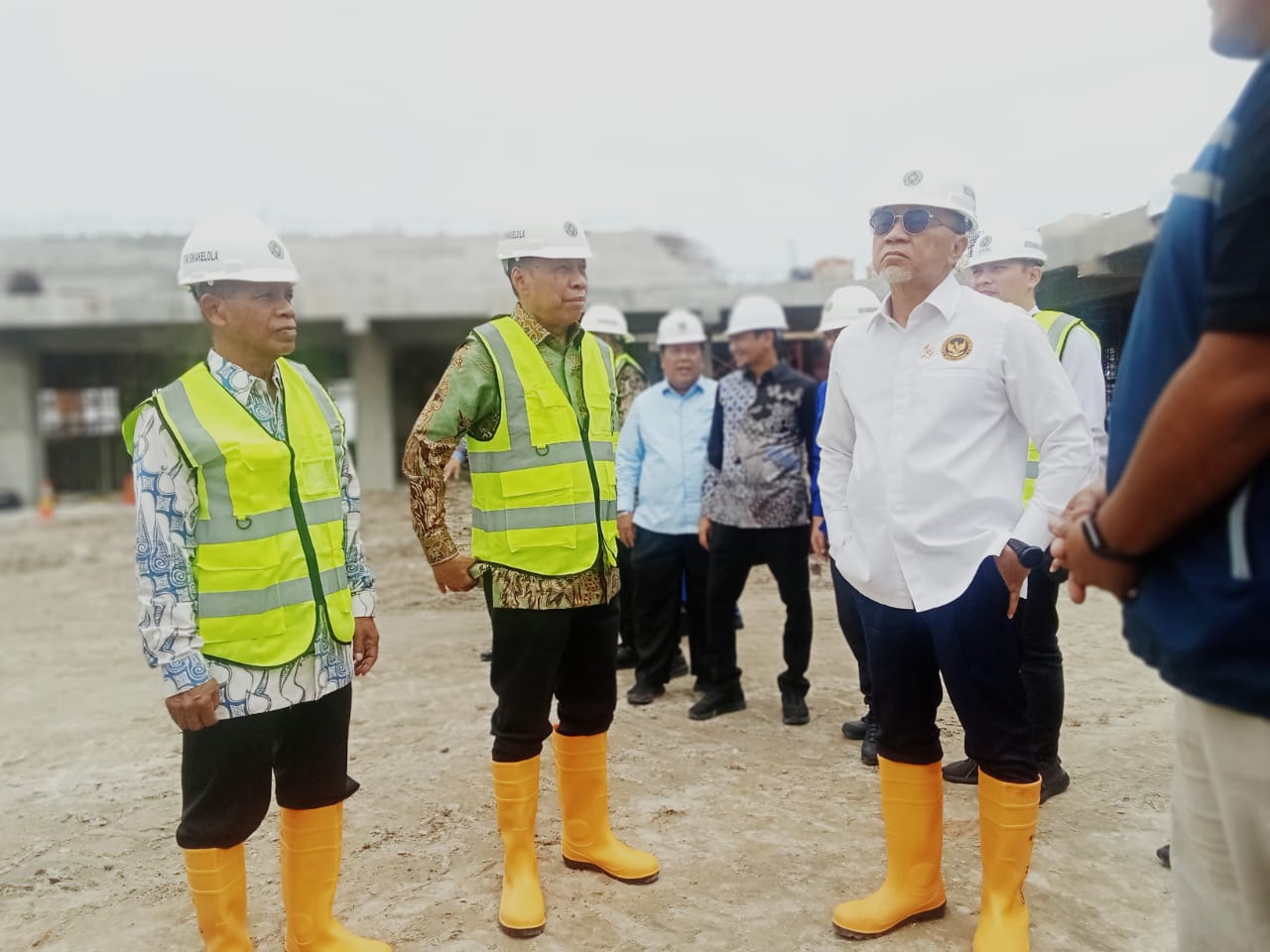 KAMPUS TERPADU: DR H Zulkifli Hasan SE MM (kanan) meninjau pembangunan auditorium Muktamar Muhammadiyah dan Aisyiyah di kampus terpadu UMSU, Kamis (30/10). (Deddi Mulia Purba/Sumut Pos)