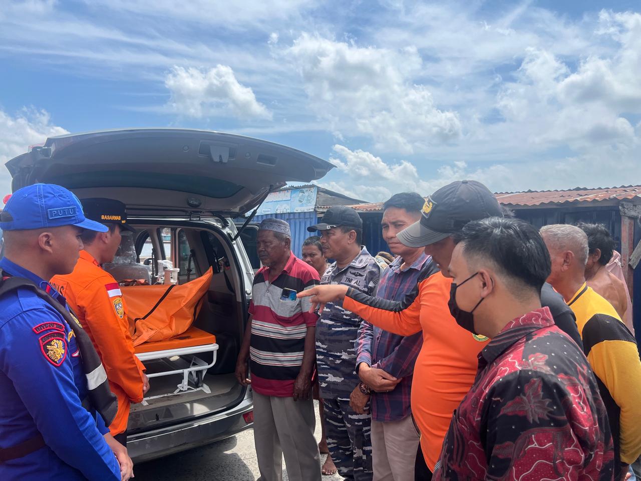 Tim SAR menyerahkan jenazah nelayan korban ombak kepada keluarga di Sialang Buah, Sergai. ( Fadly/Sumut Pos )