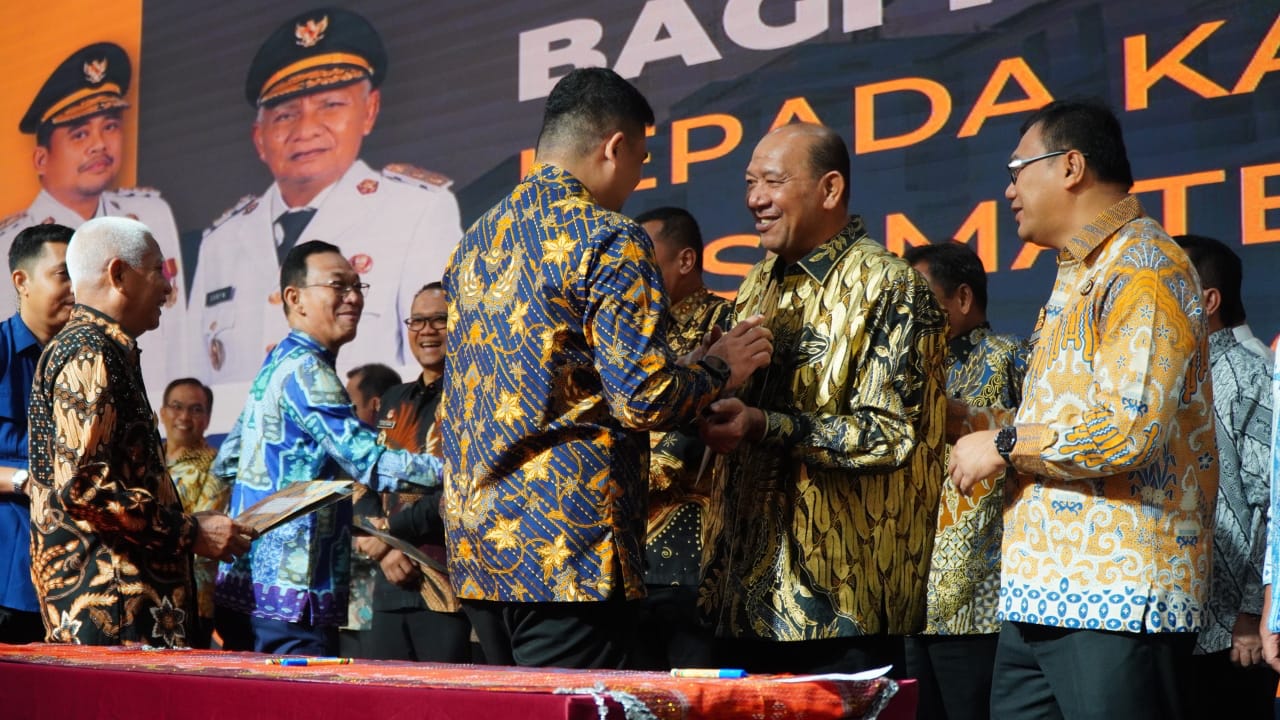 Bupati Langkat, Syah Afandin saat bersalaman dengan Gubsu Bobby Nasution. (Diskominfo Langkat/Sumut Pos)