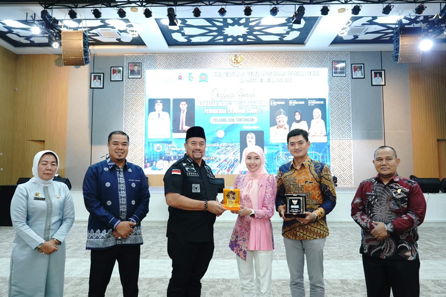 Bupati Batubara  H. Baharuddin Siagian, SH, M.Si saat menghadiri Diskusi Ilmiah  bersama Universitas Pembangunan Panca Budi Medan. (KOMINFO BARUBARA/SUMUT POS)