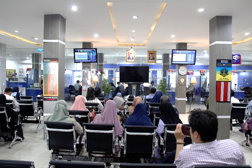 ANTRE: Warga saat menunggu antrean untuk pengurusan paspor di Kantor Imigrasi Medan. (Dok: Imigrasi Medan)