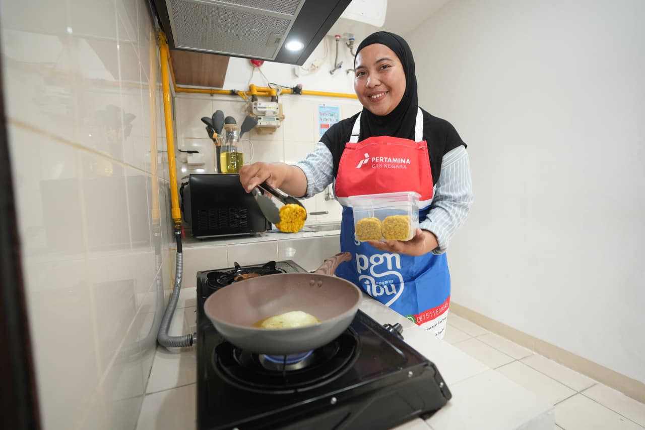 GAS: Warga di Wisma Atlit saat memasak dengan menggunakan bahan bakar berupa gas bumi. (Dok: PGN)