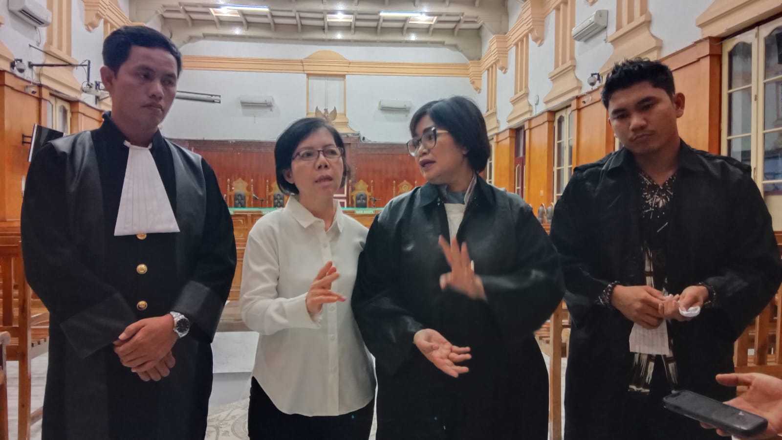 KETERANGAN: Lie Yunga Ai (baju putih) didampingi pengacaranya, memberikan keterangan seusai sidang vonis di PN Medan, Kamis (30/10/2025) sore. (Dok: istimewa)