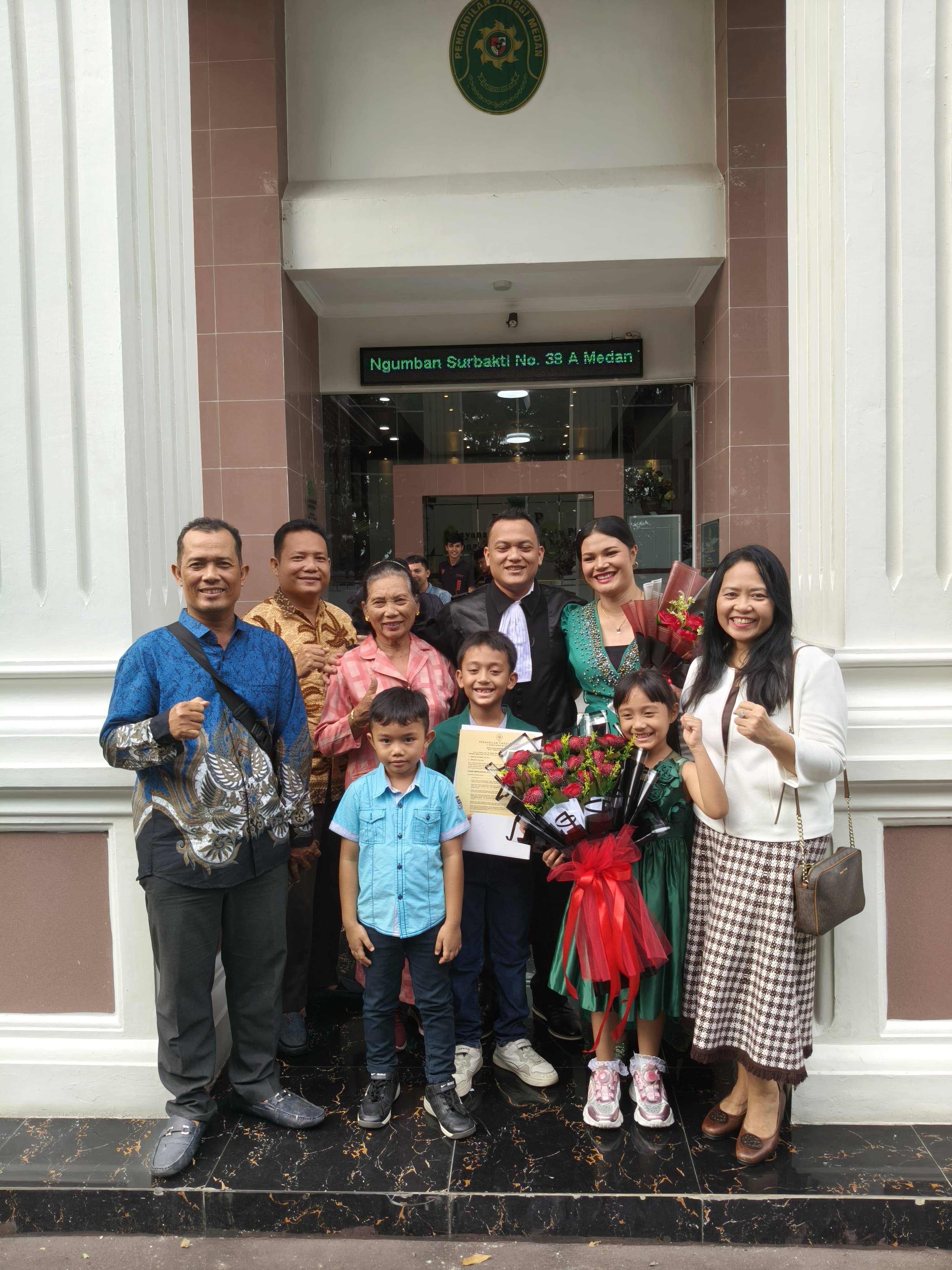 JANJI: Ucandi Simanjuntak, SH, MH, bersama keluarga usai mengikuti Sidang Luar Biasa Pengambilan Janji dan Sumpah Advokat bagi sejumlah calon advokat, di Medan, Kamis (30/10/2025).