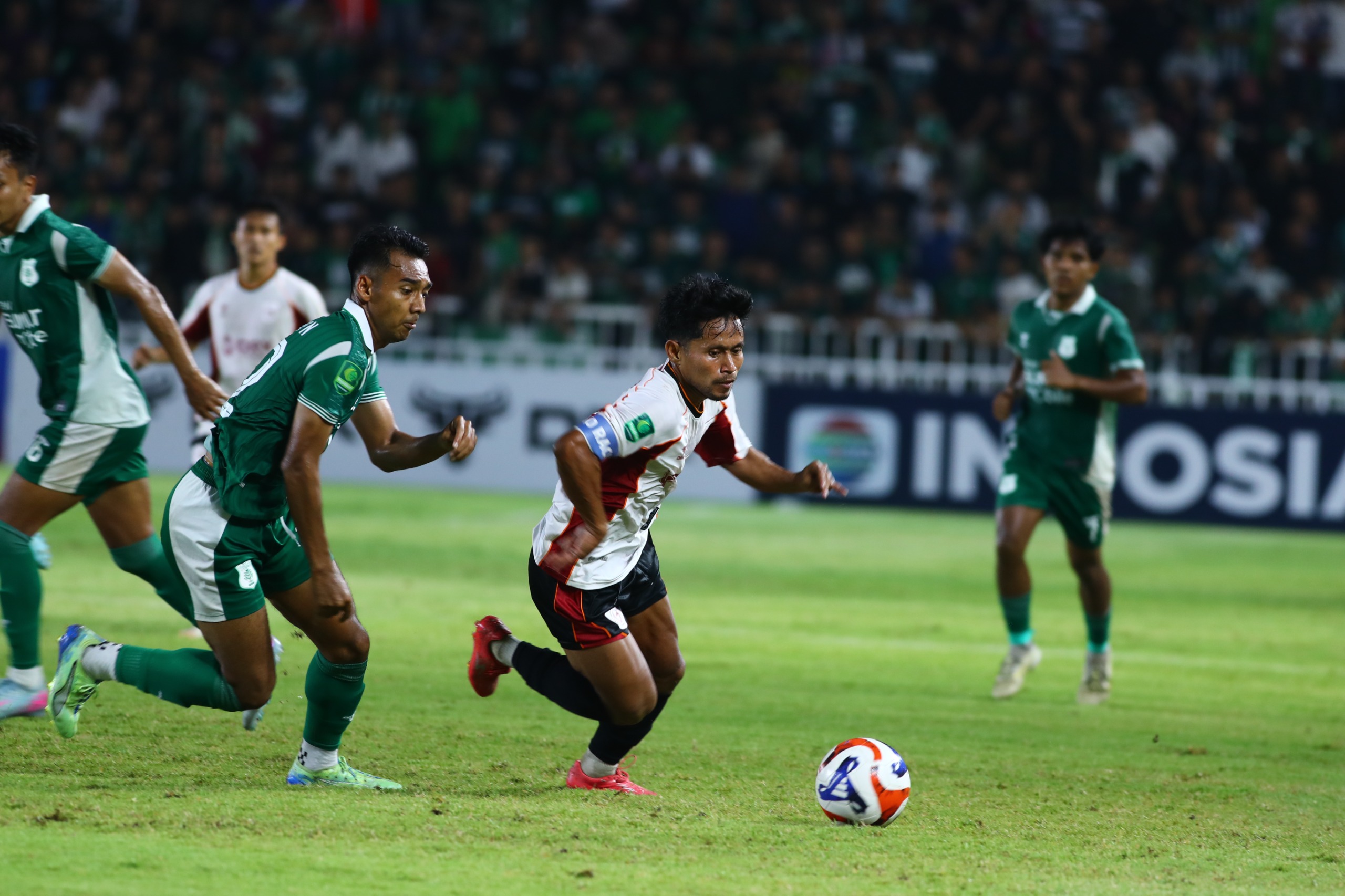 BOLA: Pemain PSMS dan Garudayaksa FC berebut bola pada pertandingan Pegadaian Championship 2025/2026 di Stadion Utama Sumatera Utara, Jumat (31/10/2025). (Dok: MO PSMS)
