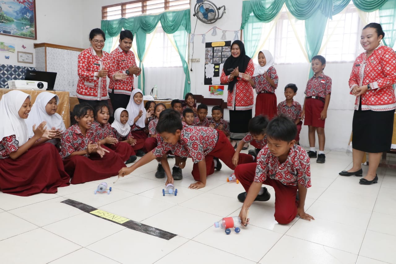Siswa kelas V UPTD SD Negeri 125554 Pematangsiantar tengah bermain dengan mainan yang dirakit dari botol minuman bekas. Ini bagian dari pembelajaran berbasis STEM. (Foto: Mutazar/Tanoto Foundation)
