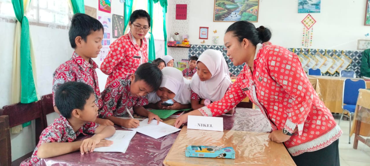 Guru dan tim Fasda memperhatikan anak dalam proses belajar.&nbsp;(Foto&nbsp;:&nbsp;Asih)