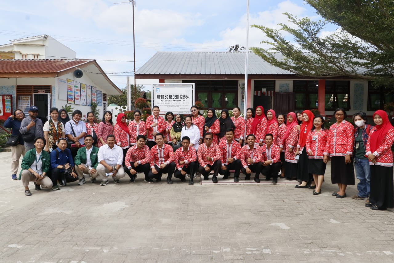 Kepala Dinas Pendidikan Kota Pematangsiantar foto bersama guru SD Negeri 125554 Pematangsiantar, tim Fasda dan tim Tanoto Foundation. (Foto : Tanoto&nbsp;Foundation)