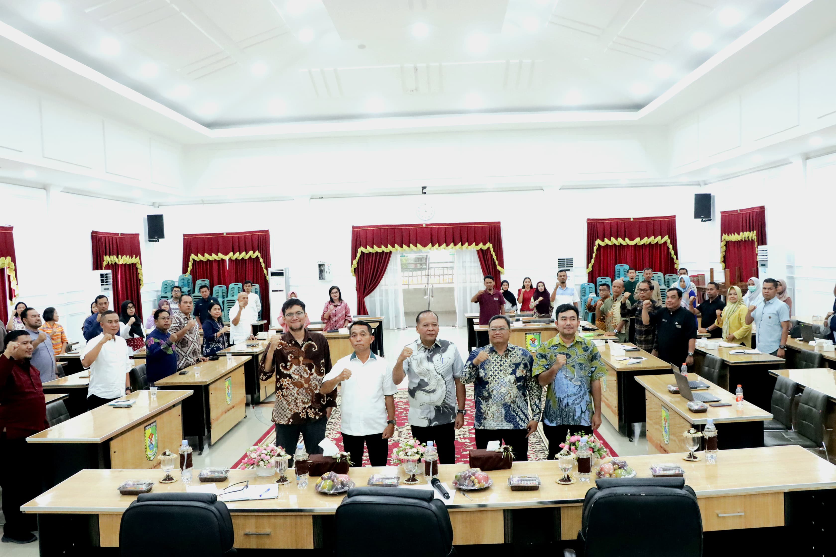 Korwas Bidang Investigasi BPKP Perwakilan Provsu, Sugeng Yoga Marsasi, dan Auditor Madya BPKP Perwakilan Provsu, Tubagus Saputra,Sekdakab, inspektorat dalam bimtek. (ISTIMEWA/SUMUT POS)