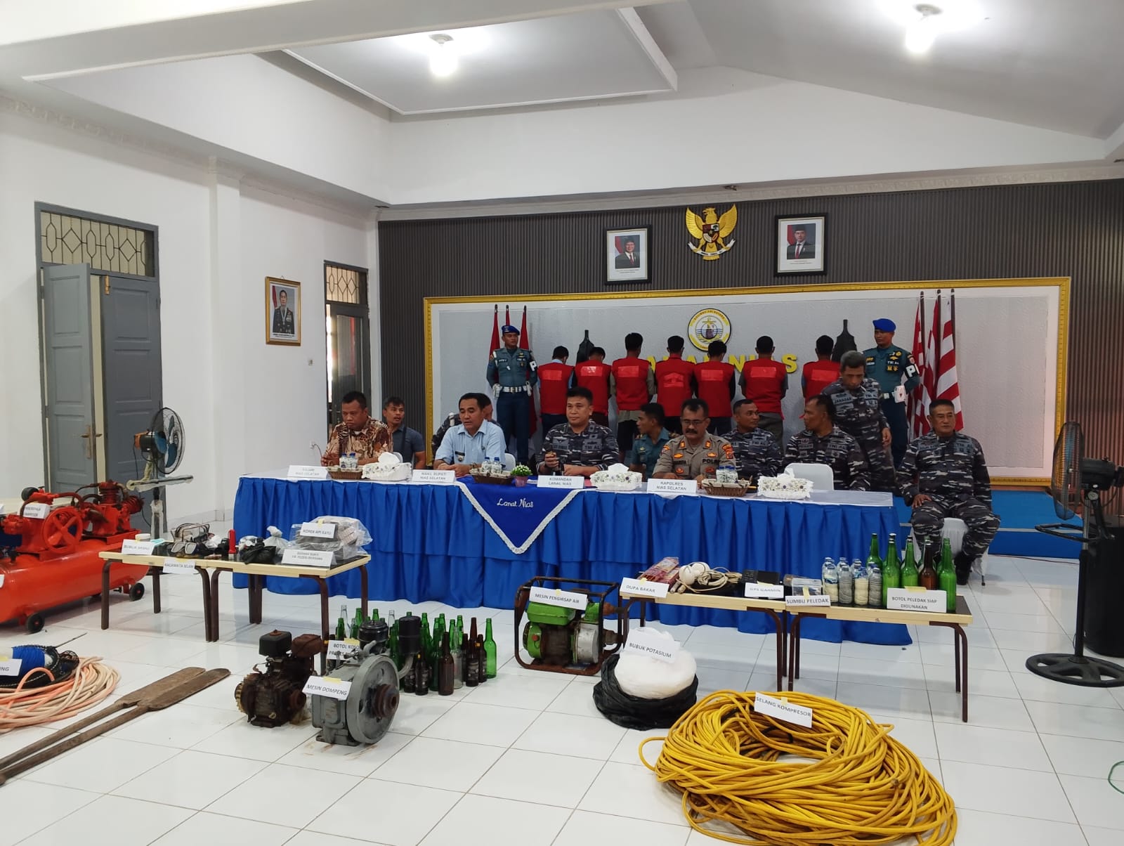 Danlanal Nias, Kolonel Laut (P) Lexy Effraim Dumais, S.E., M. Tr. Opsla pada saat melaksanakan konferensi pers bersama Wabup Nisel, Ir. Yusuf Nache, ST.,MM. (ERIUSMAN DUHA/SUMUT POS)