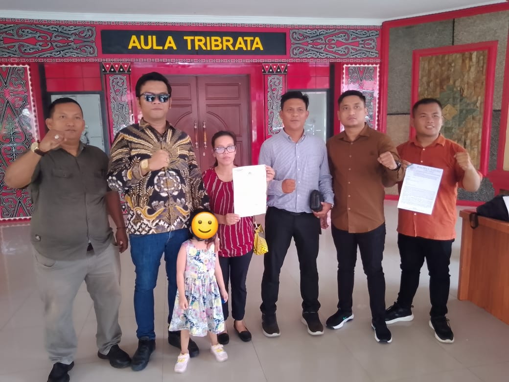 Kuasa hukum keluarga korban dari Dalihan Natolu Law Firm, Daniel Simangunsong, S.H., M.H bersama keluarga korban. (ISTIMEWA/SUMUT POS)