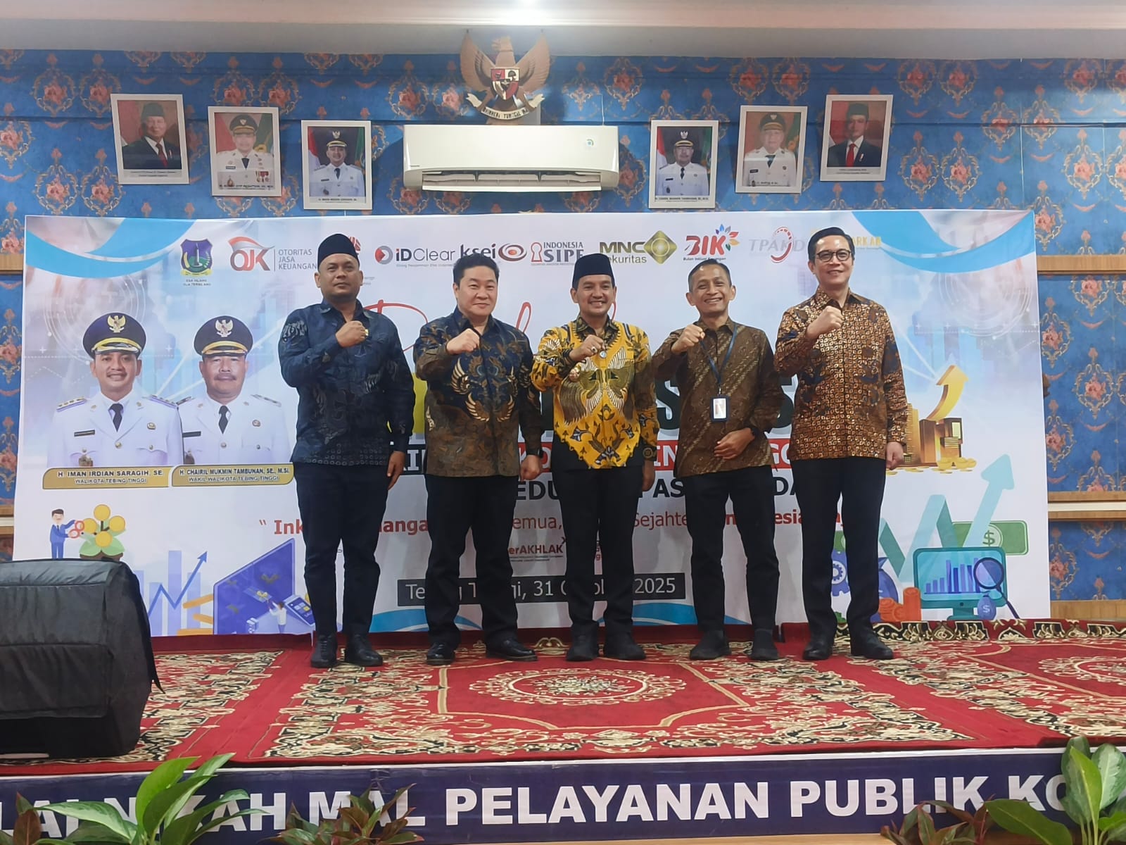 Wali Kota Tebingtinggi Iman Irdian Saragih, foto bersma Ketua DPRD Kota Tebingtinggi Sakti Khadafi Nasution, Kepala OJK  Sumut, Khoirul Muttaqin, Direktur Pengembangan Bursa Efek Indonesia.