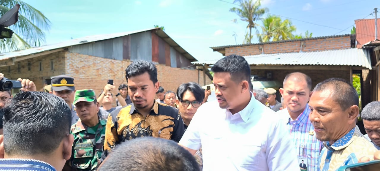 Gubsu Bobby saat mendatangi rumah Sopian Daulai Nadeak, guru honorer SMK Negeri 1 Kutalimbaru di Jalan Nibung, Binjai Utara. (Teddy Akbari/Sumut Pos)