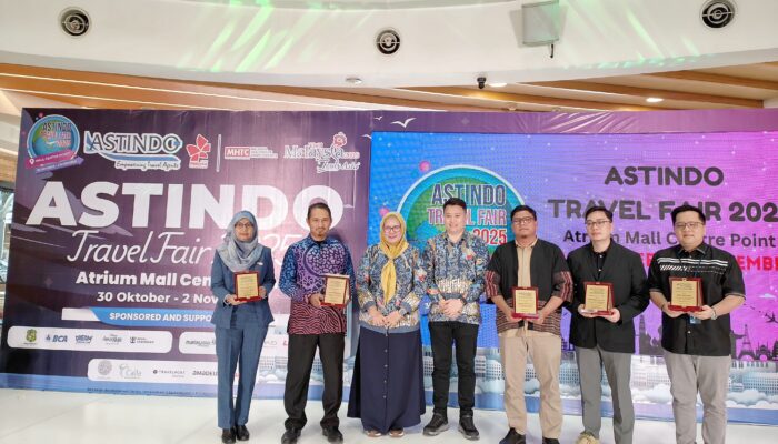 BERSAMA: Sekretaris Dinas Pariwisata Medan, Fajar Hamdi berfoto bersama Ketua ATF 2025, Christian Salim, Konsulat Malaysia Sharil Nizam bin Abdul Malik. (Dok: istimewa)