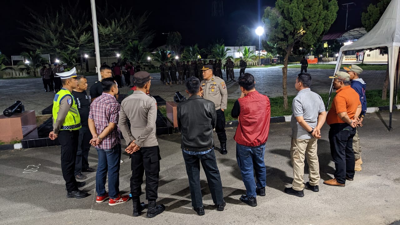 ARAHAN: Kordinator Lapangan Kabag Ops Polres Sergai Kompol Hendro Sutarno saat berikan arahan sebelum  berangkat ke lokasi. (Dok: istimewa )