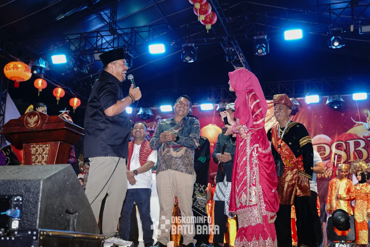 BUKA: Bupati Batubara H. Baharuddin Siagian,  saat membuka Pekan Seni Budaya Daerah (PSBD) ke-VII Kabupaten Batubara, Jumat malam (31/10/2025) di lapangan Indrasakti. (Dok: Komimfo Batubara/Sumut Pos)