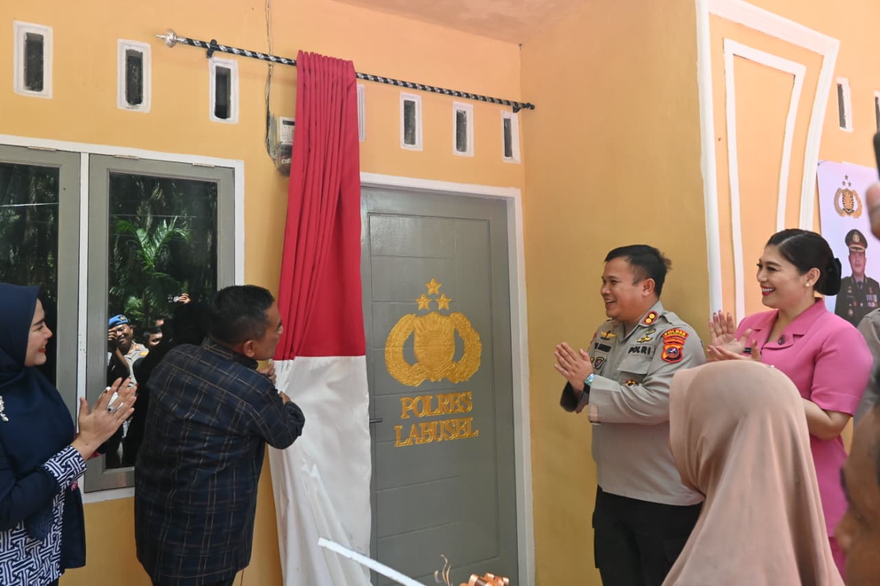 BEDAH RUMAH: Kapolres Labusel AKBP Aditya S.P. Sembiring saat menyerahkan hasil bedah rumah di Desa Aek Batu, Labusel. (Dok: istimewa)