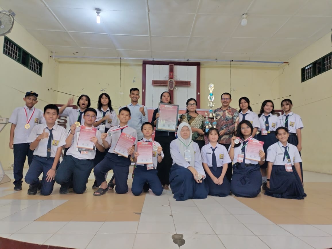 OLIMPIADE: Siswa SMP Sultan Hasanuddin foto bersama usai meraih Juara 1 Umum Olimpiade Saint yang diselenggarakan oleh POSI Sumut, Sabtu (1/11/2025).  (Dok: Asri Tarigan/Sumut Pos)