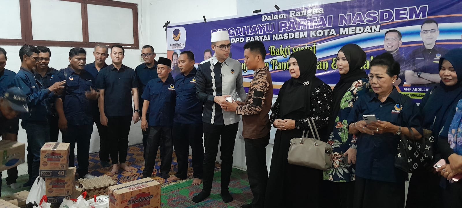 Ketua DPD Partai NasDem Kota Medan, Afif Abdillah bersama jajaran pengurus dan anggota DPRD Medan serahkan bantuan ke panti asuhan. (MARKUS PASARIBU/SUMUT POS)