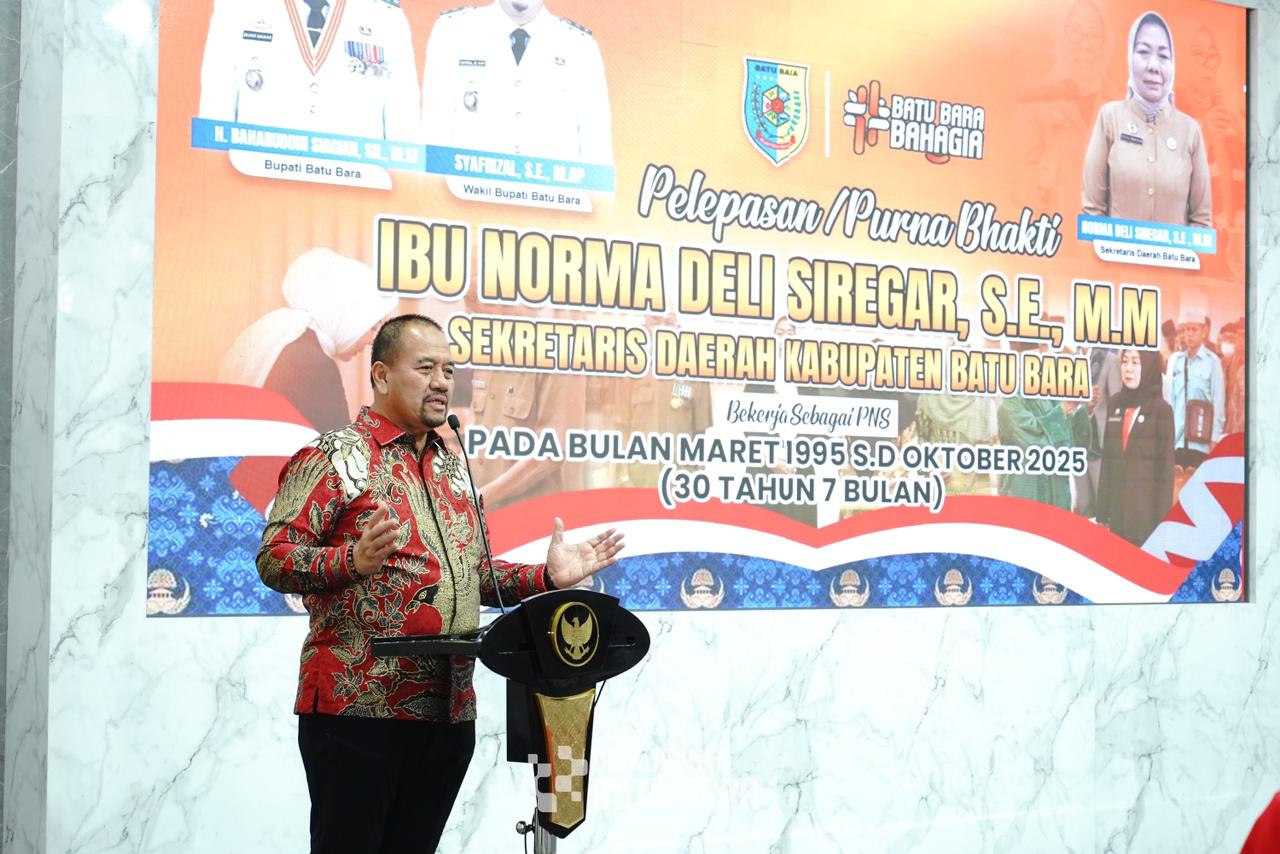 Bupati Bahar mengucapkan apresiasi kepada Norma Deli Siregar di acara pelepasan purna tugasnya sebagai Sekda. (DISKOMPINFO BATUBARA/SUMUT POS)