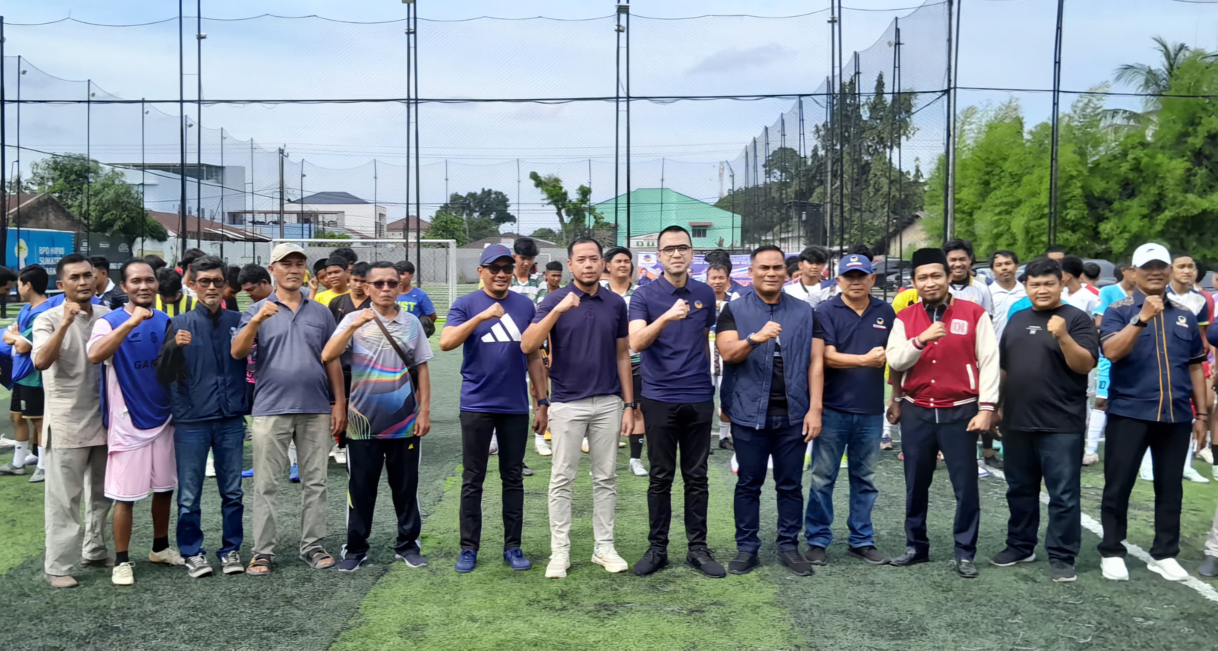 BUKA: Ketua NasDem Kota Medan, Afif Abdillah, membuka pertandingan mini Soccer yang digelar di lapangan Mini Soccer Jalan Karya Dalam, Kecamatan Medan Barat, Minggu (2/11/2025). (Dok: istimewa)
