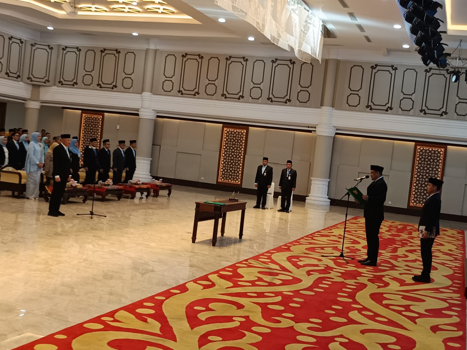 LANTIK: Gubernur Sumatera Utara (Gubsu) Bobby Nasution melantik Sulaiman Harahap sebagai Penjabat (Pj) Sekretaris Daerah Provinsi Sumatera Utara, di Aula Raja Inal Siregar.  (Dok: Kominfo Sumut)