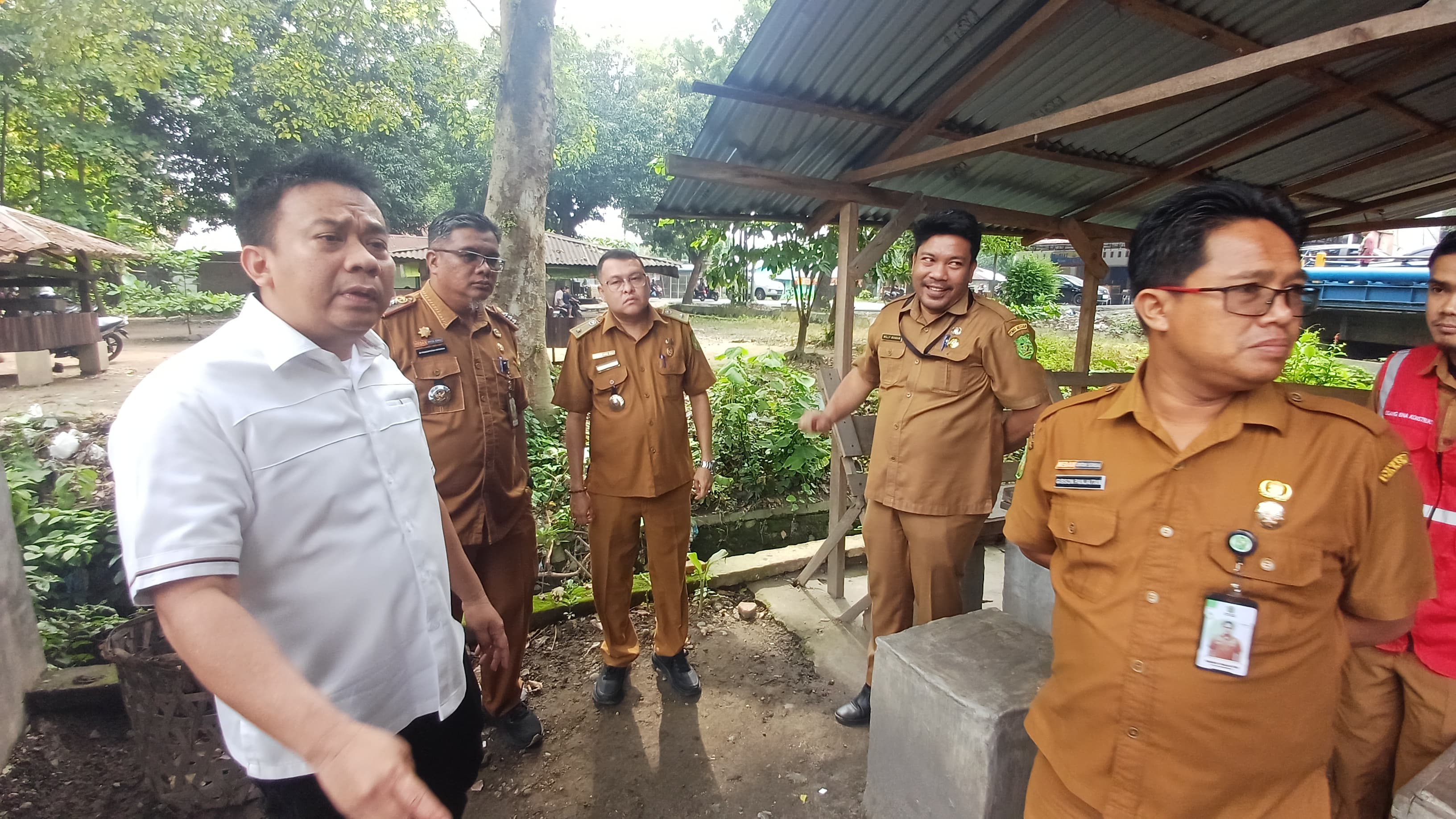 TINJAU: Wakil Ketua DPRD Kota Medan, H. Zulkarnaen S.K.M bersama OPD di lingkungan Pemko Medan meninjau lokasi lahan di Jalan Letda Sudjono, Senin (3/11/2025). (Dok: Markus Pasaribu/Sumut Pos)