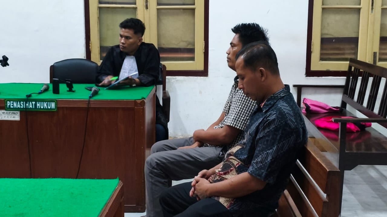 SIDANG: Mantan Kades dan Bendahara di Simalungun, menjalani sidang putusan di Pengadilan Tipikor Medan, Senin (3/11). (Dok: istimewa)