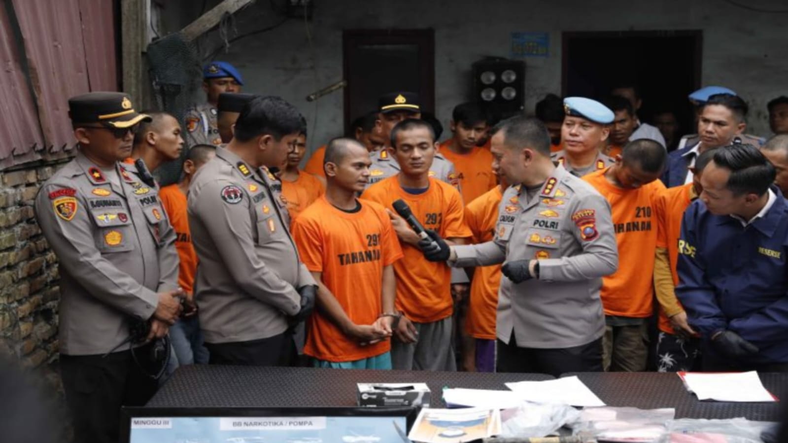 BONGKAR: Polrestabes Medan membongkar jaringan rayap besi dan rayap kayu dari sebuah gudang botot, Senin (3/11). (Dok: istimewa)