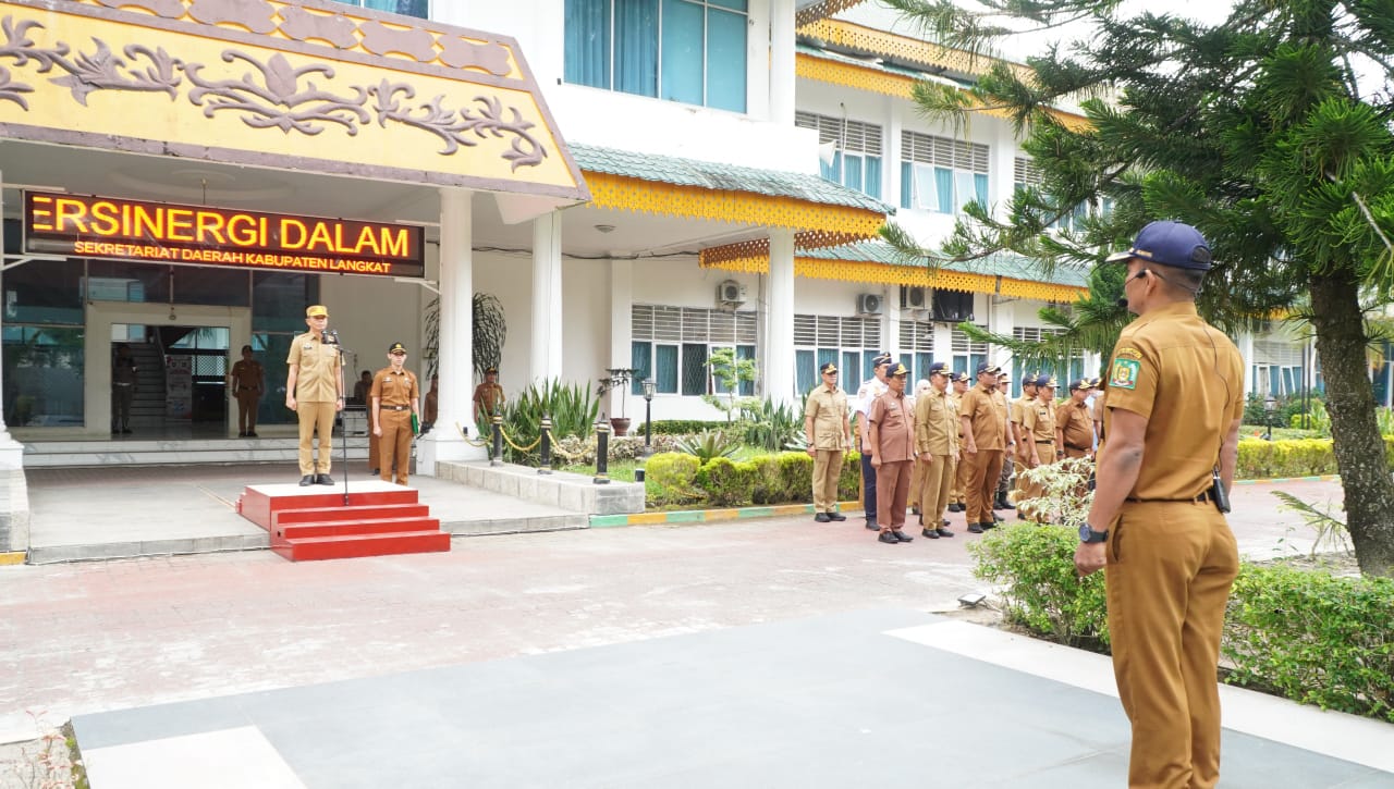 Sekda Langkat, Amril saat pimpin apel di kantor bupati. (Diskominfo Langkat/Sumut Pos)
