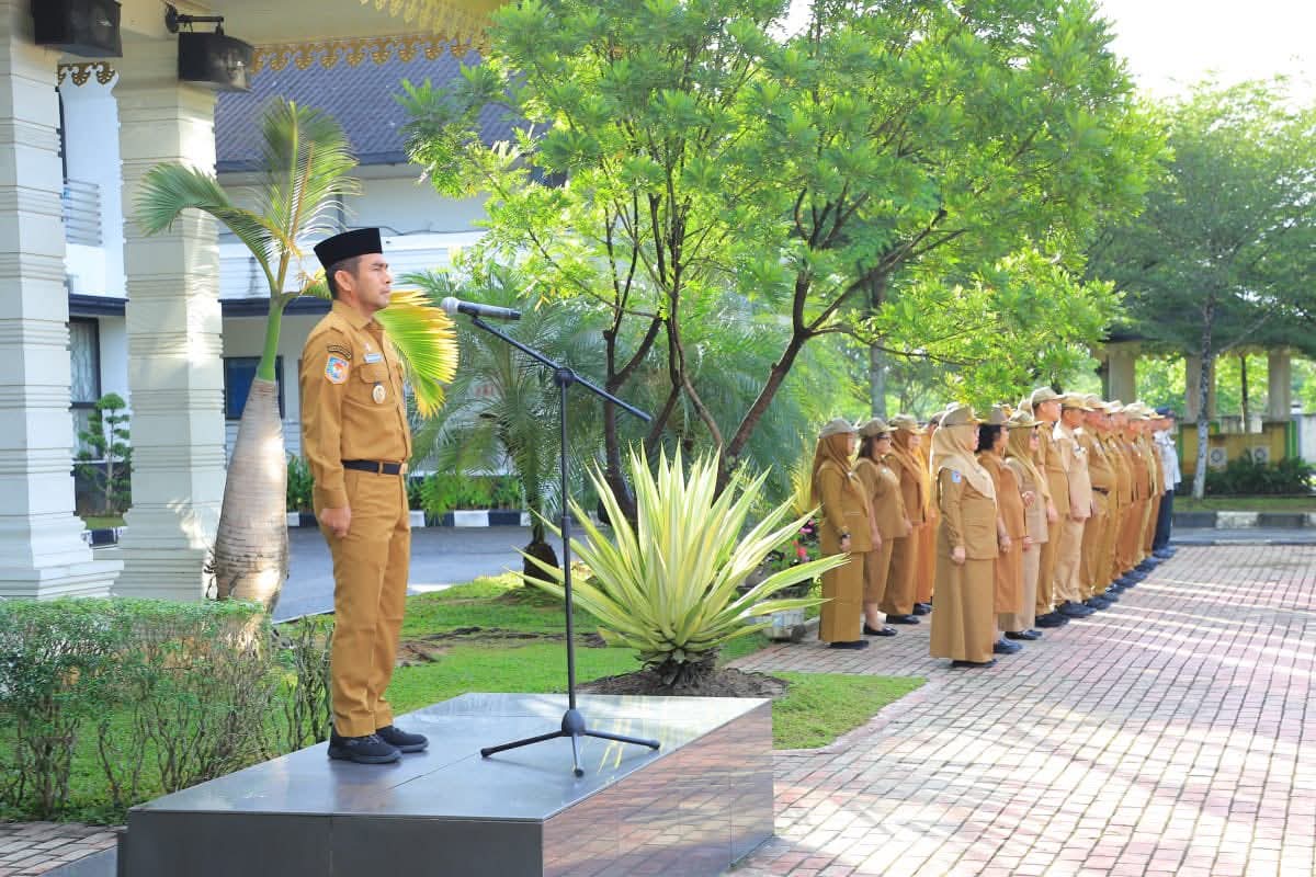 APEL GABUNGAN : Wakil Bupati Labuhanbatu Utara Pimpin Apel Gabungan ASN di Halaman Utama Kantor Bupati, Senin (3/11/25). (ASRI TARIGAN/SUMUT POS)