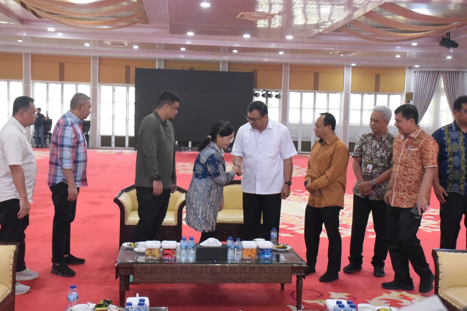 Farida Deliana Purba bersalaman denganBupati Deliserdang dr Asri Ludin Tambunan disaksikan Gubsu Bobby Nasution dan sejumlah pejabat lainnya.