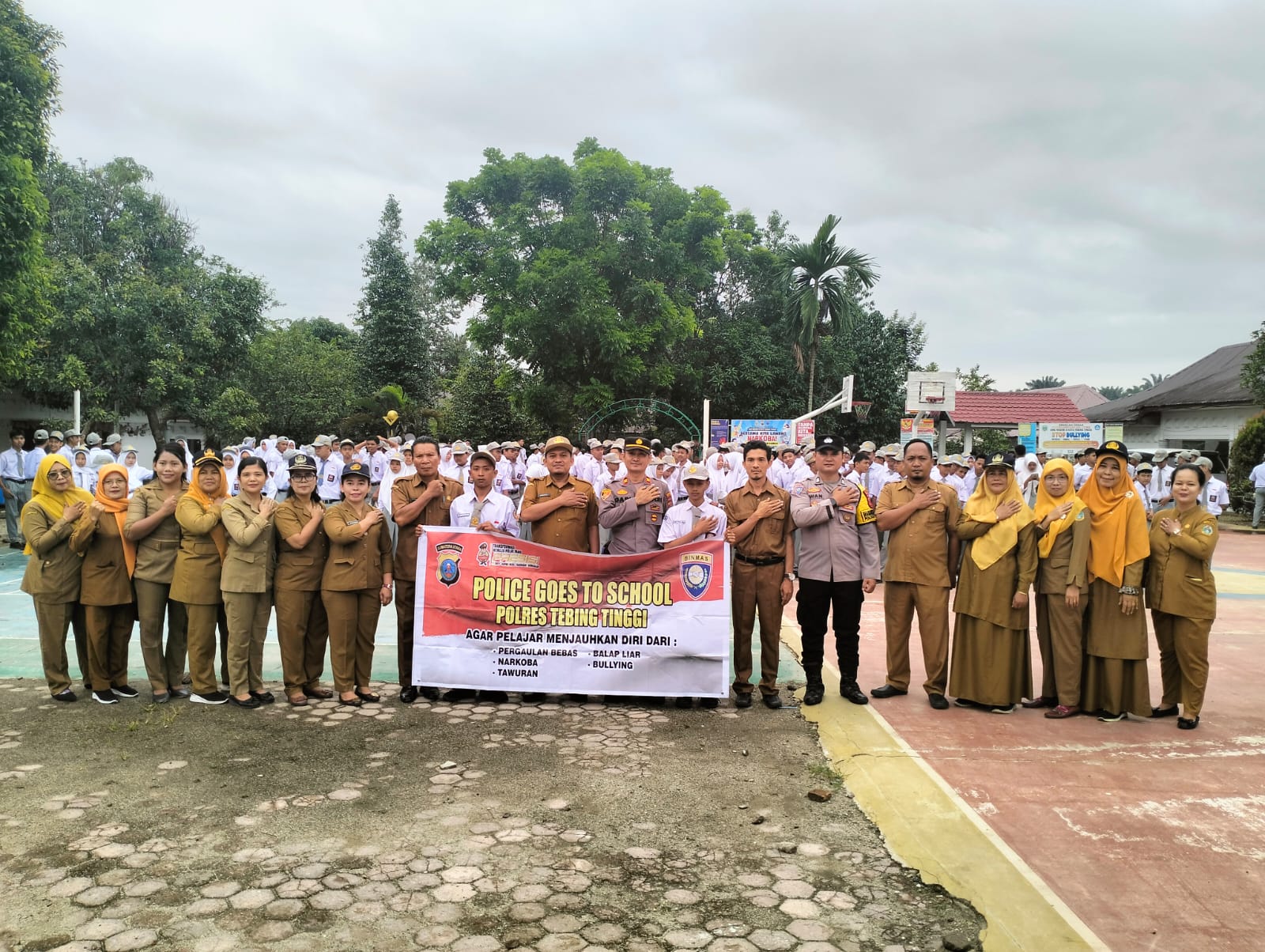 Kapolsek Padang Hilir Polres TebingTinggi, Iptu Ady Susanto foto bersama guru, siswa SMK Negeri 4 Tebingtinggi  usai pelaksanaan upacara. (AZAN PURBA/SUMUT POS)