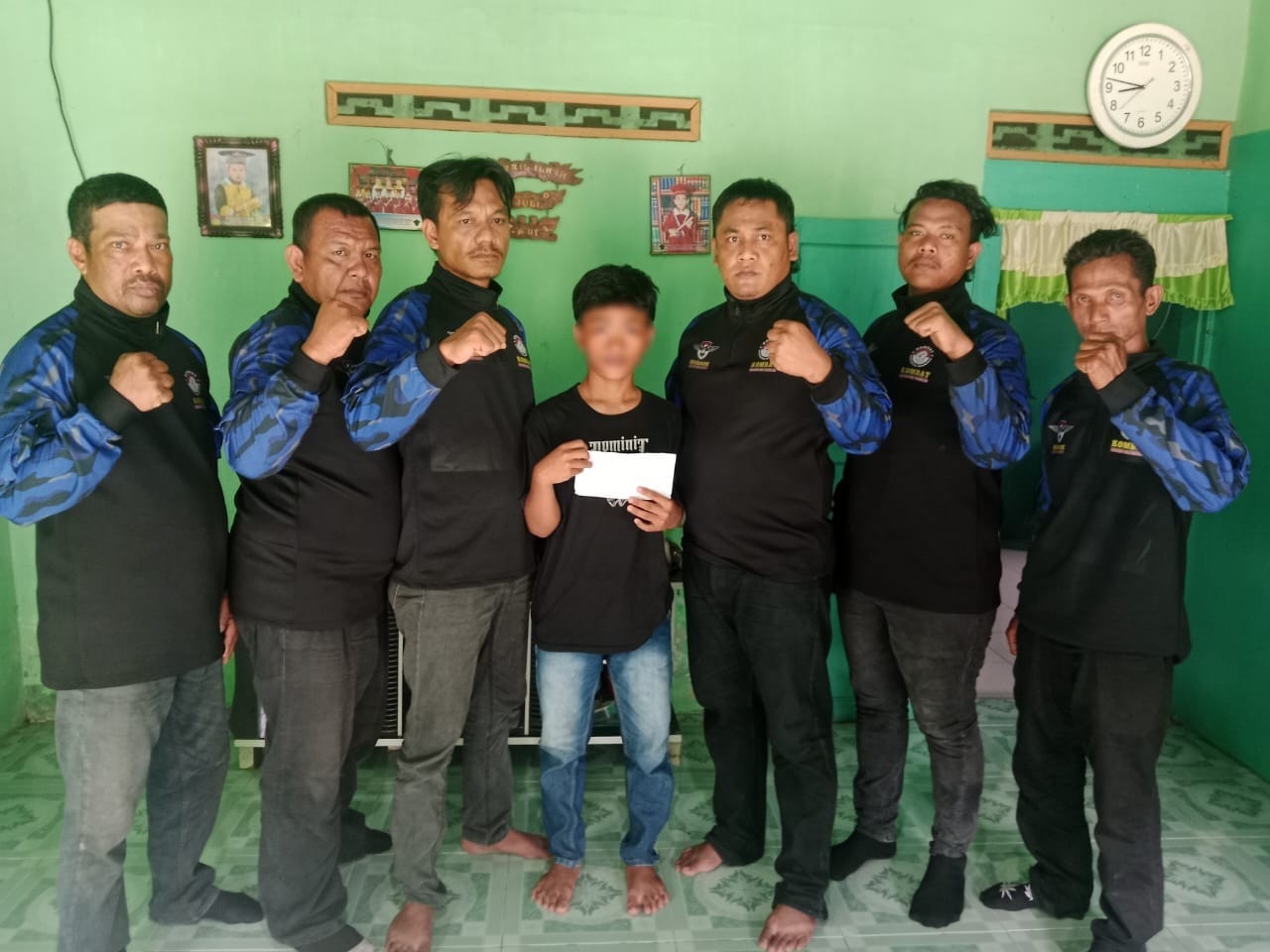 Utusan Ricky Anthony dari Tim Brigade KOMBAT saat bertemu dengan pelajar korban penganiayaan di Langkat. (Istimewa/Sumut Pos)