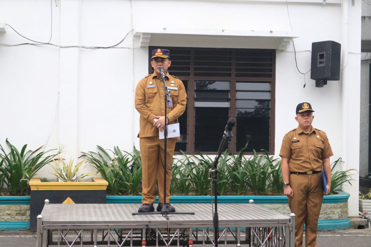 Pj Sekda Binjai, Chairin Simanjuntak saat pimpin apel gabungan perdana. (Diskominfo Binjai/Sumut Pos)