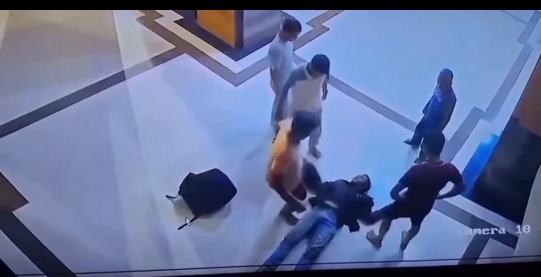 TERKAPAR: Pemuda asal Tapteng yang dianiaya para pelaku terkapar di lantai masjid. (ISTIMEWA/SUMUT POS)