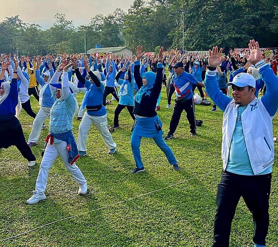 Pelaksaanan senam, salah satu kegiatan Gebyar HUT Partai Gelora di Lapangan Cadika, Medan Johor. (ISTIMEWA/SUMUT POS)