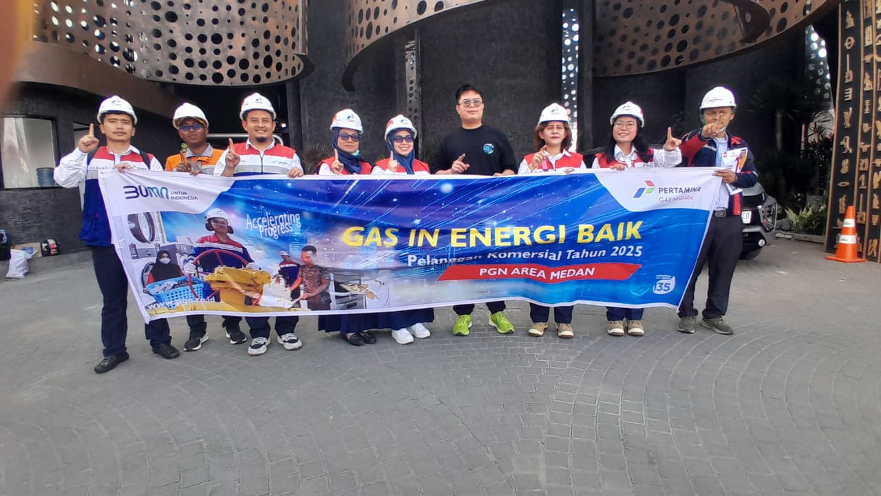 BERSAMA: Manajemen PGN Area Medan berfoto bersama saat Gas in di PT Prioritas Bahagia Bersama, pengelola Raeye Dining & Experience di Jalan Merak Jingga, Medan Barat, Senin (3/11). (Dok: PGN)