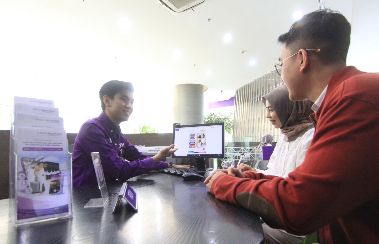 NASABAH: Customer service PT Bank Muamalat Indonesia Tbk memberikan penjelasan kepada nasabah tentang Program Rindu Haji di Kantor Cabang Muamalat Tower, Jakarta, Senin (3/11). (Dok: Bank Muamalat)