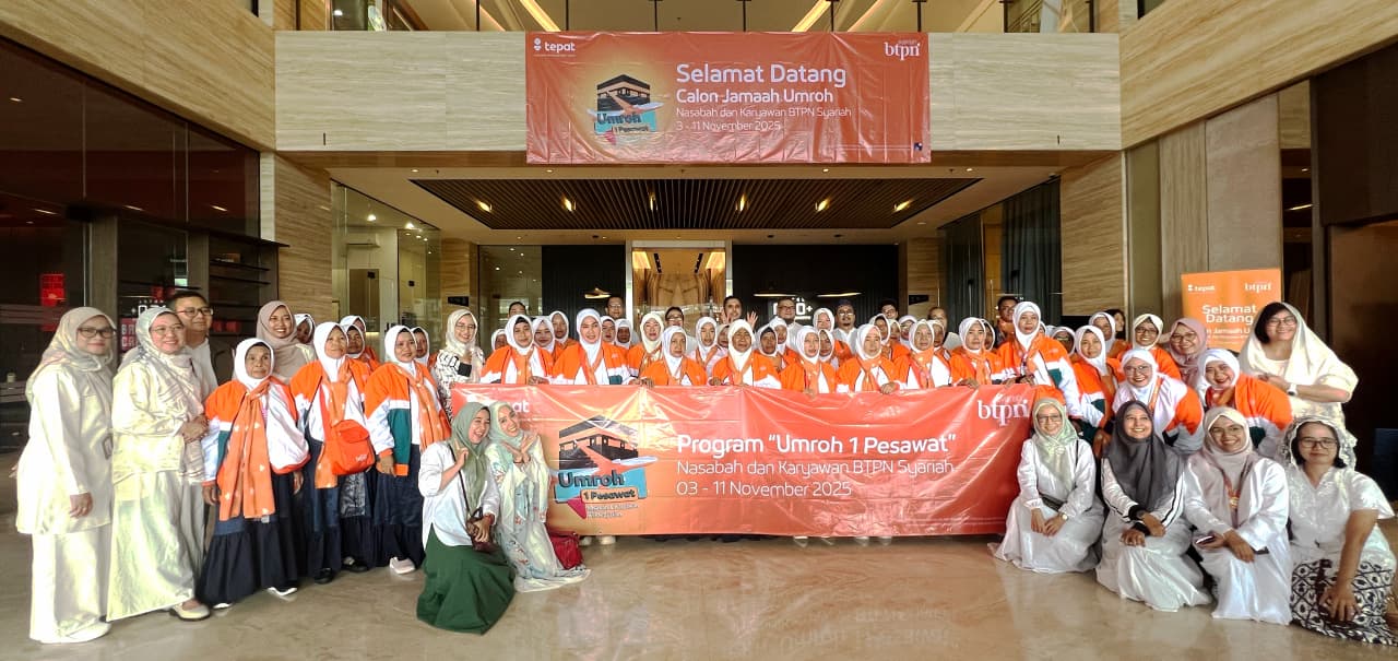 BERSAMA: Peserta Umrah Gratis Satu Pesawat BTPN Syariah foto bersama sebelum berangkat ke tanah suci. (Dok: BTPN Syariah)