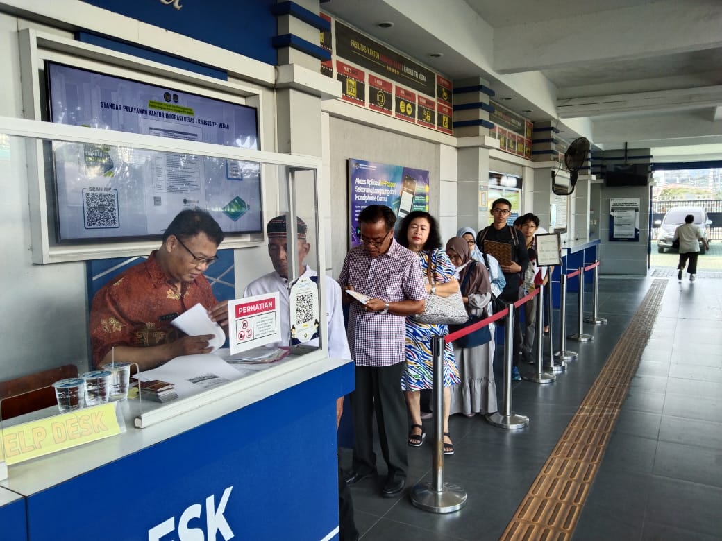 ANTRE: Warga saat mengantre pengecekan berkas di Kantor Imigrasi Medan. (Dok: Imigrasi Medan)