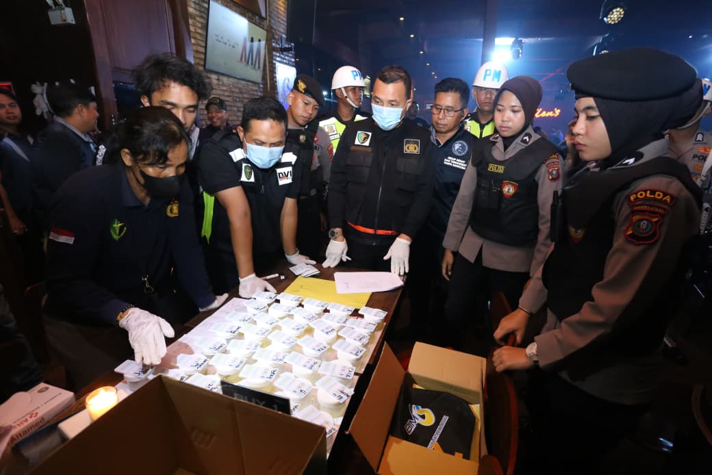 PENGUNJUNG: Petugas Narkoba Polda Sumut, mengumpulkan urine pengunjung saat merazia THM Helen. (Dok: Istimewa)