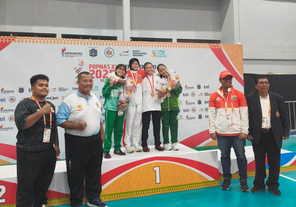 PERAK: Jessica Afnita Purba (podium kanan) meraih medali perak kelas 46 kg putri pada Popnas 2025. (Dok: PGSI Sumut)