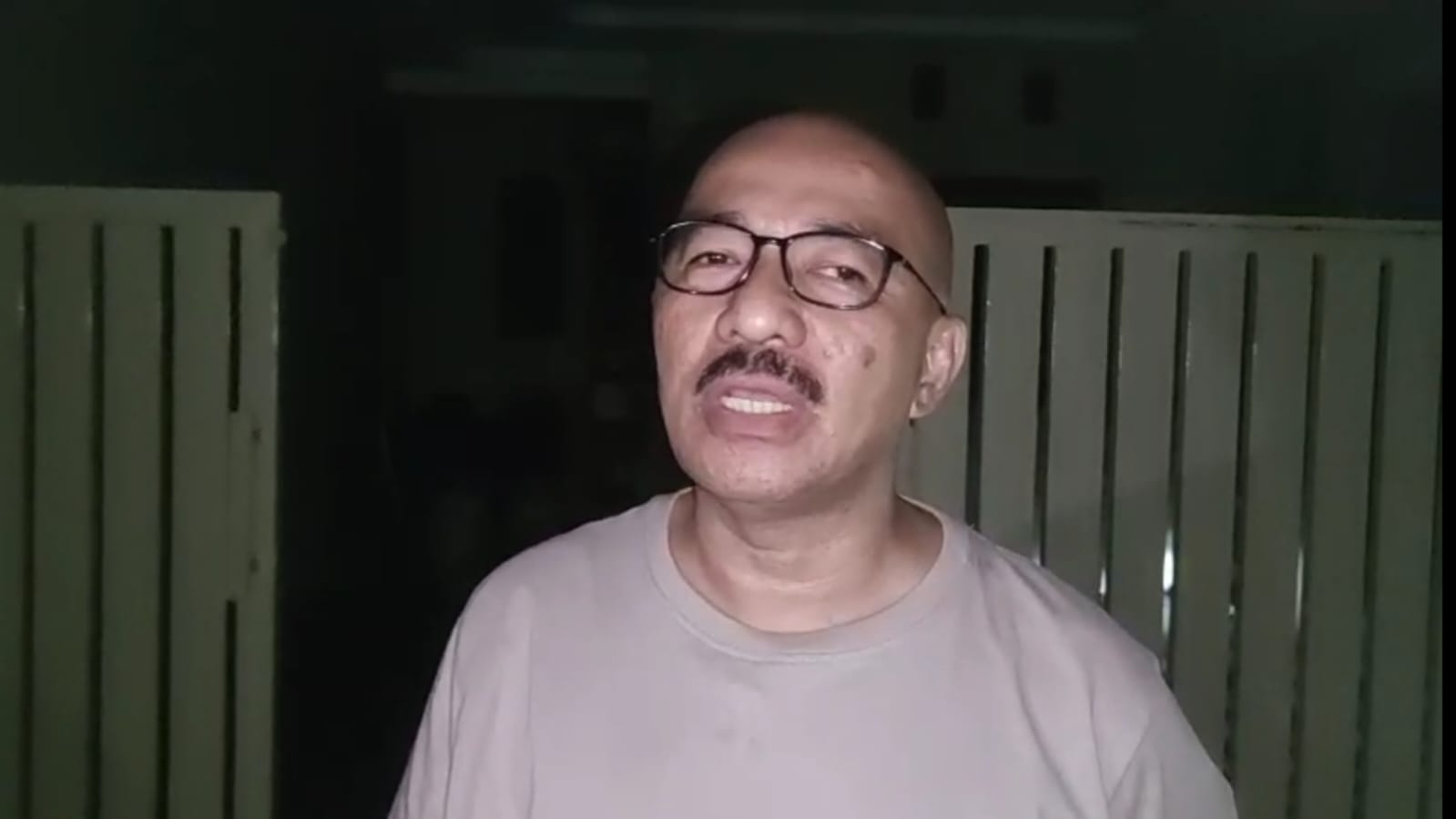 WAWANCARA: Hakim PN Medan, Khamozaro Waruwu yang diwawancarai di kediamannya, Selasa (4/11/2025) malam. (Dok: istimewa)